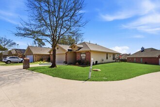 102 Golfview Ct in Montgomery, TX - Building Photo - Building Photo