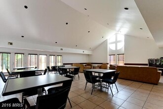 10911 Postern Ct in Manassas, VA - Foto de edificio - Building Photo