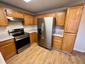 7885 Laura Ln in White City, OR - Building Photo - Building Photo