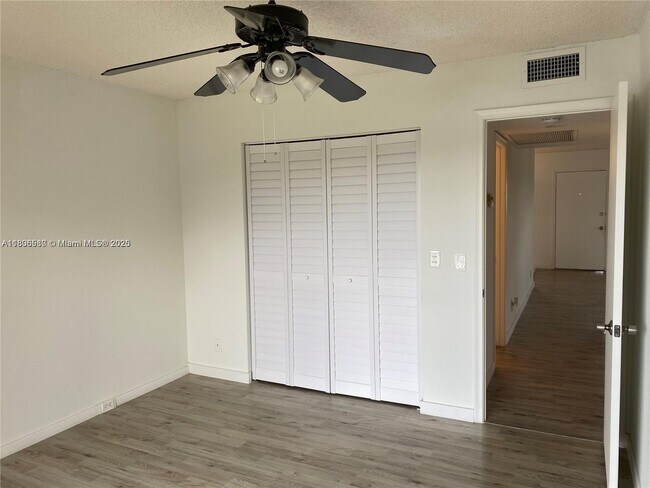 18101 NW 68th Ave, Unit 101 in Hialeah, FL - Building Photo - Building Photo