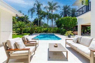 7201 Ponce De Leon Rd in Miami, FL - Building Photo - Building Photo