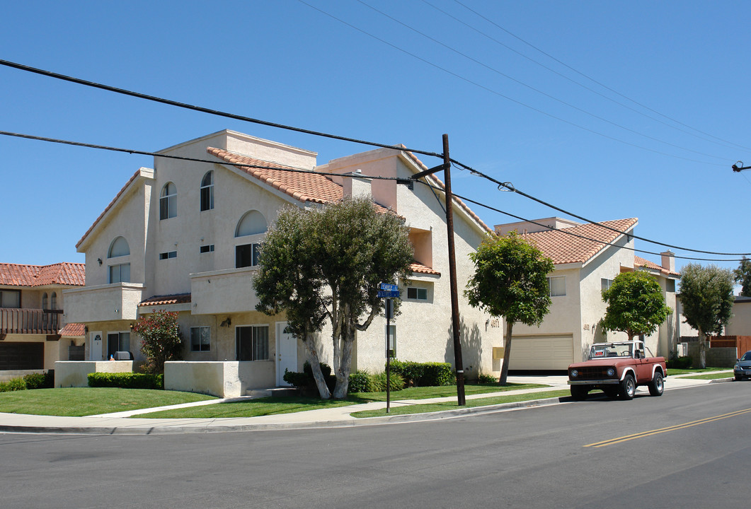 4571-4581 Pearce St in Huntington Beach, CA - Building Photo