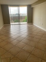 9310 Fontainebleau Blvd, Unit 515 in Miami, FL - Building Photo