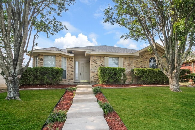 property at 1040 Glencrest Dr