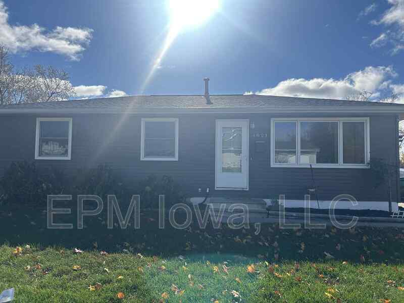 4821 Midway Dr NW in Cedar Rapids, IA - Building Photo