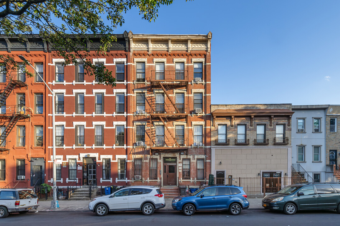 556 Kosciuszko St in Brooklyn, NY - Building Photo