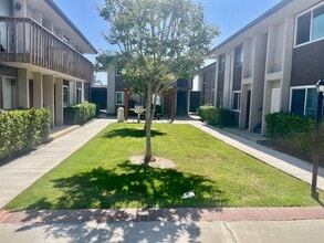 Woodlake in Huntington Beach, CA - Foto de edificio - Building Photo