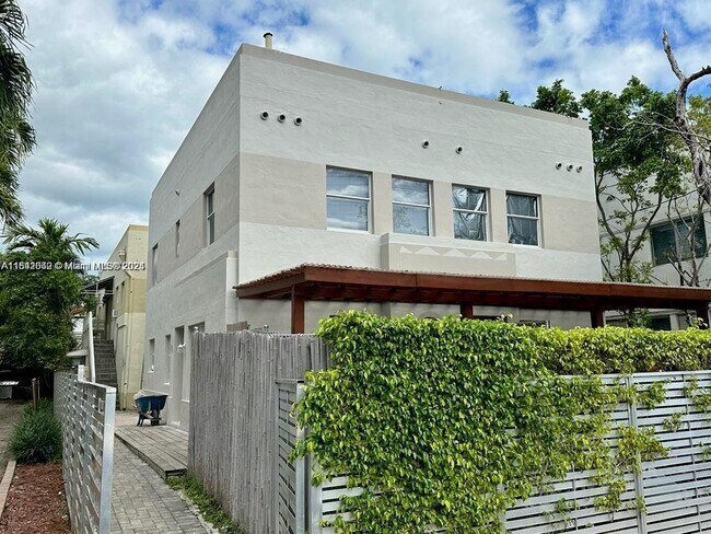property at 833 W 39th St