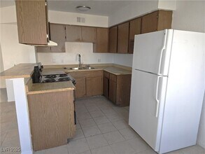 1812 Fulstone Way, Unit 2 in Las Vegas, NV - Building Photo - Building Photo