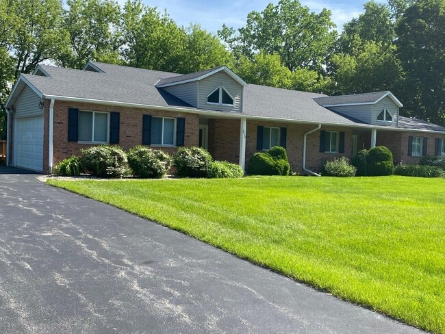 19120 Emerald Dr in Brookfield, WI - Building Photo - Building Photo