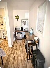 107 E Barnett St, Unit Coastal Cottage in Ventura, CA - Building Photo - Building Photo