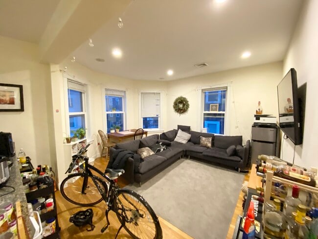 7 Oswald St, Unit 3 in Boston, MA - Building Photo - Building Photo