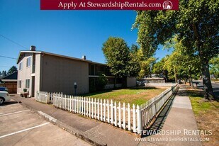 32786 E Pearl St in Eugene, OR - Building Photo