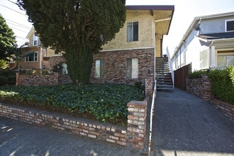 2216 Buena Vista Ave in Alameda, CA - Foto de edificio - Building Photo
