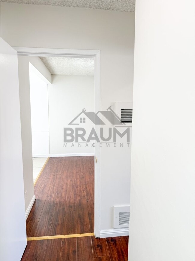 19401 Haynes St in Los Angeles, CA - Building Photo - Building Photo