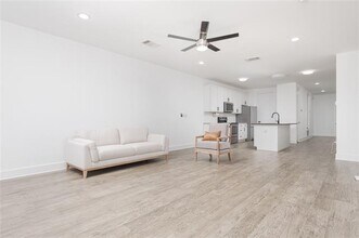 251 S Mill St in Lewisville, TX - Foto de edificio - Building Photo