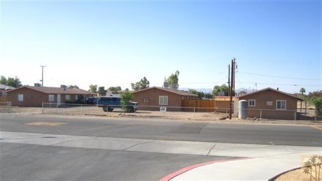 10330 E Vernon Ave in Blythe, CA - Foto de edificio