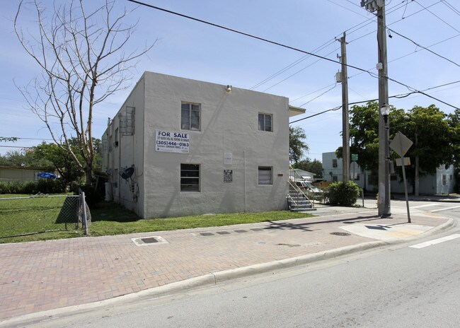 3401 Grand Ave in Miami, FL - Building Photo - Building Photo