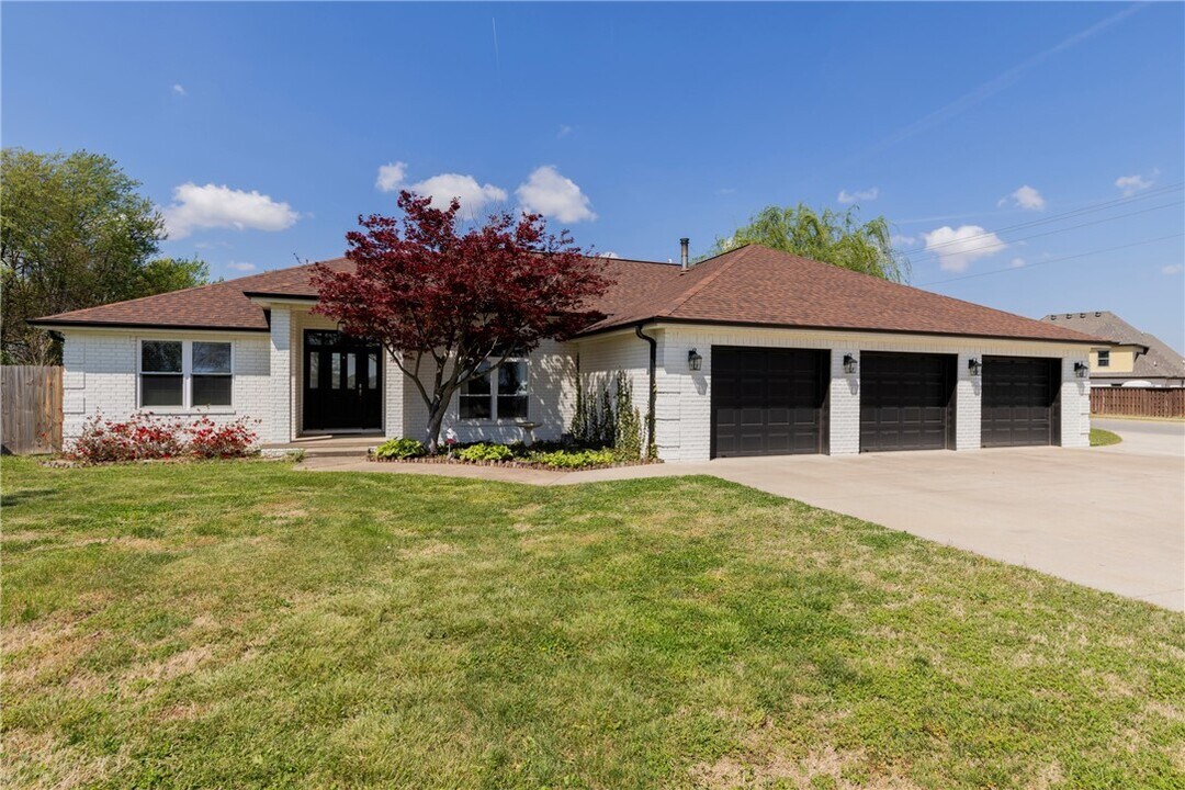 1261 Mount Hebron Rd in Rogers, AR - Building Photo