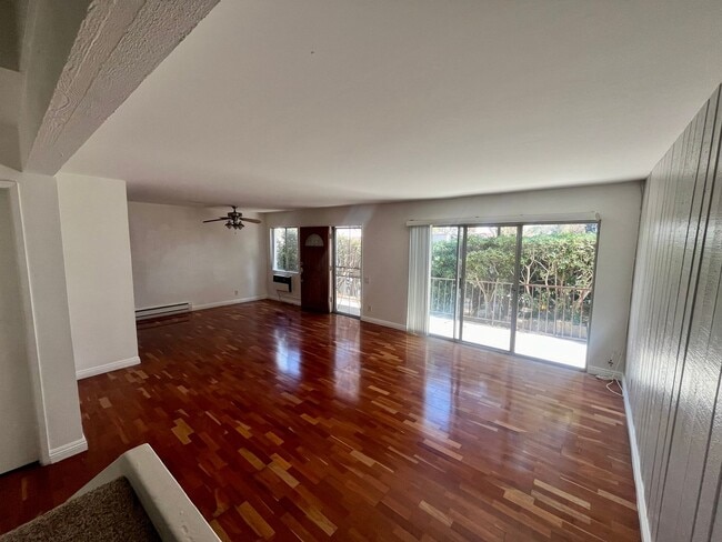 382 Miraleste Dr in Los Angeles, CA - Building Photo - Building Photo