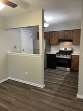 15 E Maple St, Unit AD in Lombard, IL - Building Photo - Building Photo
