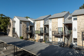 Townhollow Apartments in Austin, TX - Foto de edificio - Building Photo