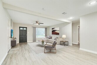 204 Jasmine St in Lake Jackson, TX - Building Photo - Building Photo