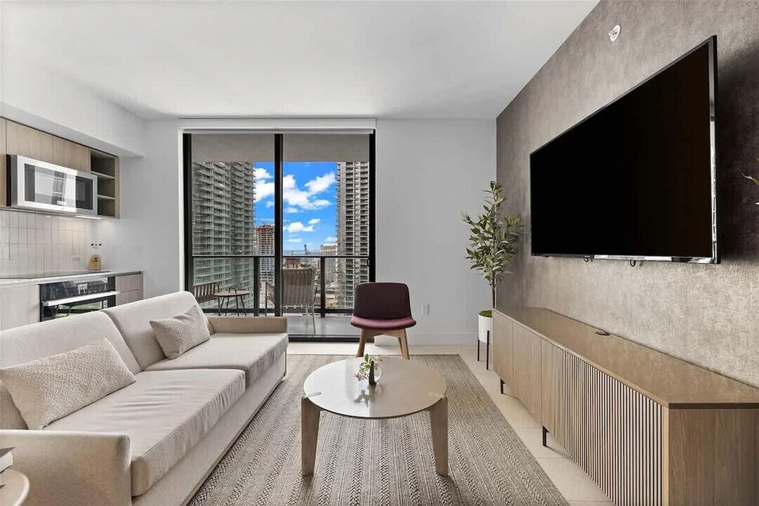 601 NE 1st Ave in Miami, FL - Building Photo