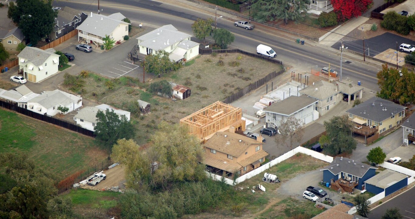 807 Healdsburg Ave in Healdsburg, CA - Foto de edificio