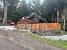 2044 NE Ivy Rd in Bremerton, WA - Building Photo