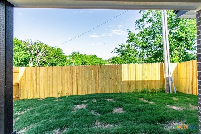 property at 806 Meadow Cir