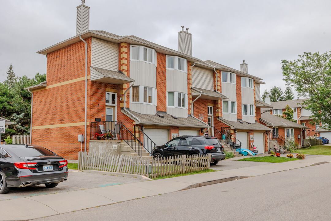 Sheridan Woods in Oakville, ON - Building Photo