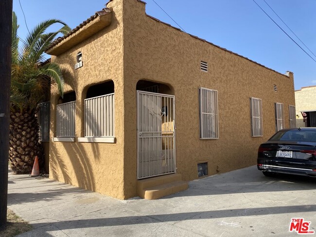 711 W 54th St in Los Angeles, CA - Building Photo - Building Photo