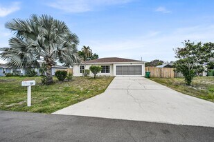 726 SW Bond Rd in Port St. Lucie, FL - Building Photo