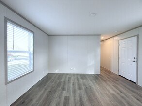 52705 Van Buren Dr in Chesterfield, MI - Foto de edificio - Building Photo