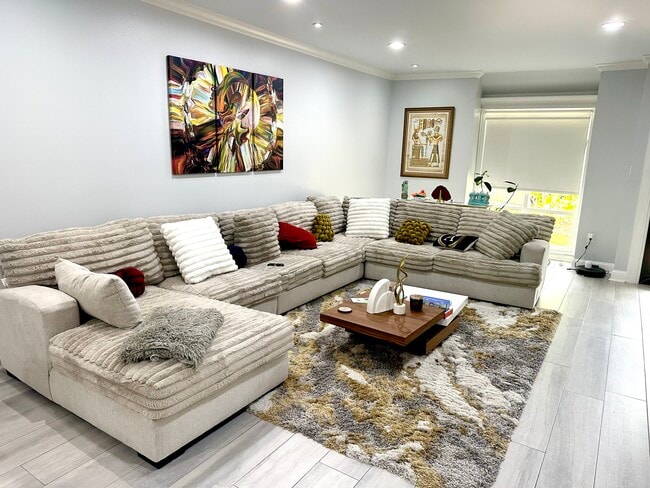 property at 811 Threadneedle St