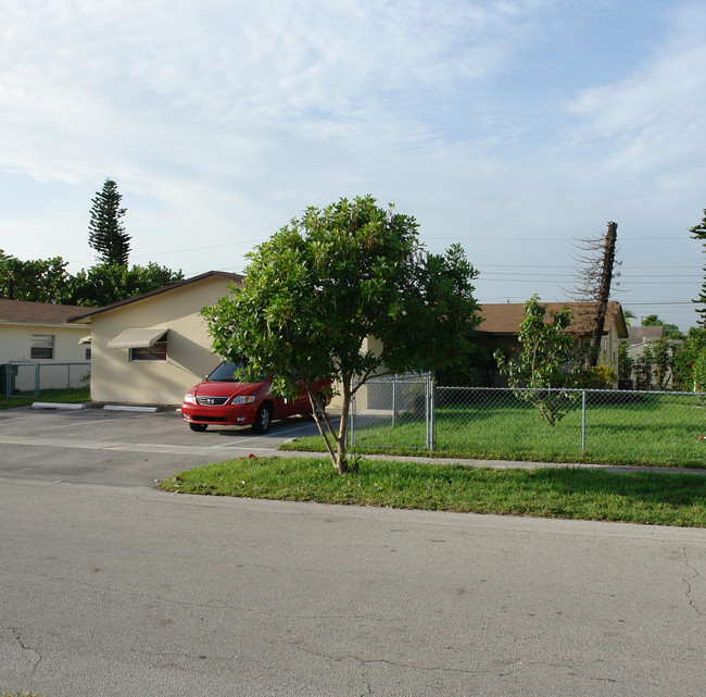 5310 NW 16th St in Fort Lauderdale, FL - Foto de edificio - Building Photo
