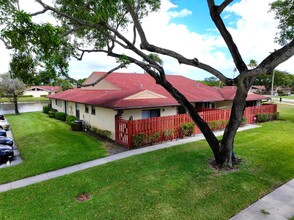 4423 Woodstock Dr in West Palm Beach, FL - Building Photo - Building Photo