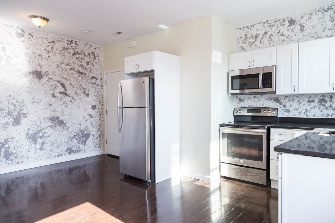 200 E Girard Ave in Philadelphia, PA - Building Photo