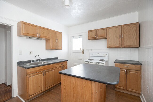 6911 Franklin Blvd in Cleveland, OH - Building Photo - Building Photo