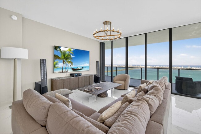 702 NE 24th St in Miami, FL - Building Photo - Building Photo