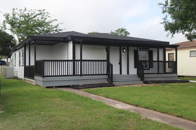 1115 W 4th St in Freeport, TX - Building Photo - Building Photo