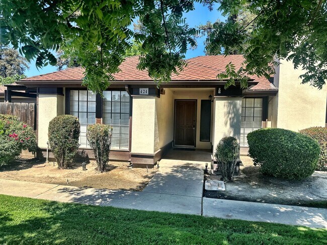 424 E Prosperity Ave in Tulare, CA - Building Photo - Building Photo