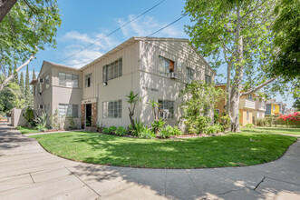 16021 Victory Blvd in Van Nuys, CA - Building Photo - Building Photo