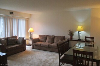 30 Severance Cir in Cleveland Heights, OH - Building Photo - Building Photo