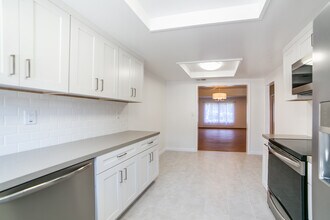 9743 Reseda Blvd #3, Unit Upstairs north bedroom in Northridge, CA - Building Photo - Building Photo