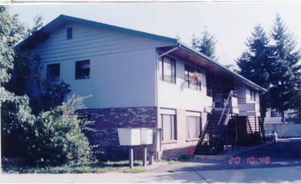 1206 Harvey Rd in Auburn, WA - Foto de edificio