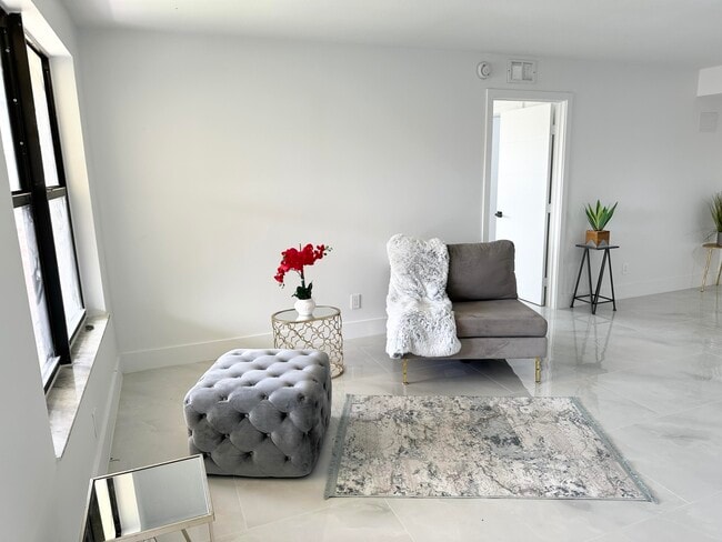 10033 Winding Lake Rd in Sunrise, FL - Foto de edificio - Building Photo