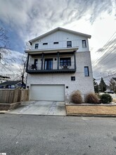 106 N Leach St in Greenville, SC - Foto de edificio - Building Photo