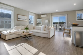 North Village Apartments in Scarborough, ME - Foto de edificio - Building Photo